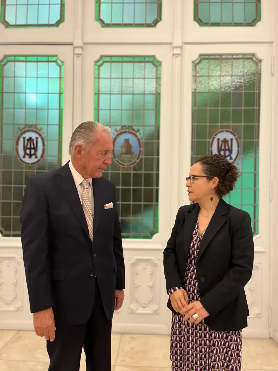 Sara Luna Camacho, directora de la OIT Argentina, junto al presidente de la UIA, Daniel Funes de Rioja.