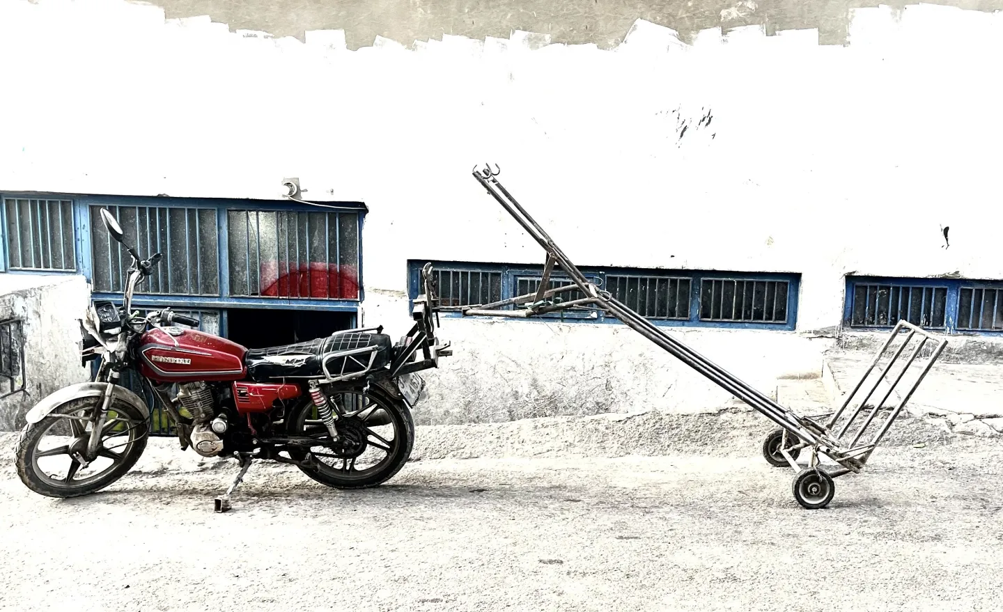 A waste collecting trailor, attached to a motorcycle, in Turkiye