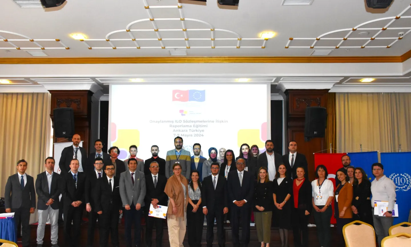 Group of participants at a meeting in Turkiye