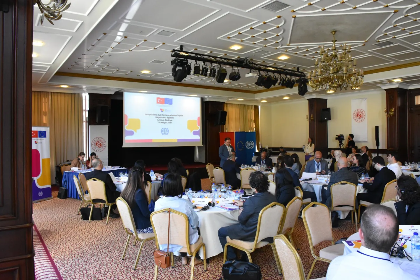 Speaker at a meeting with groups of participants in Turkiye