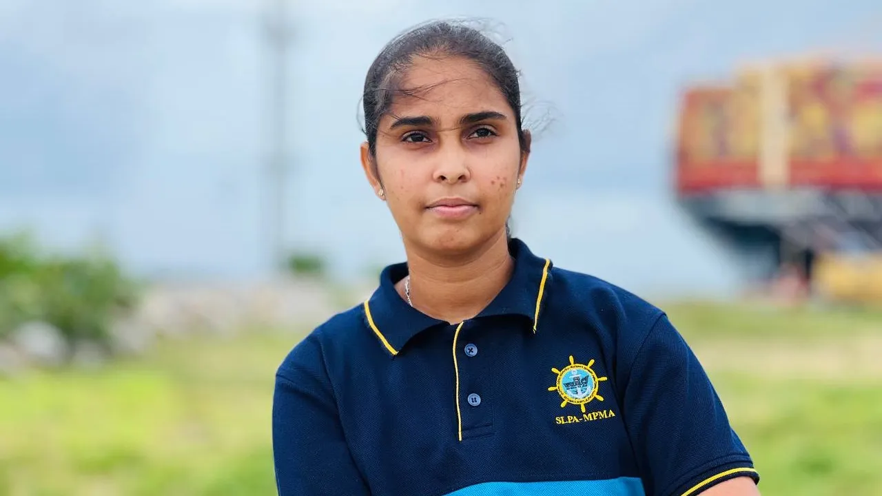 Nayomi Amarasinghe, a woman seafarer standing in front of the sea in Sri Lanka 