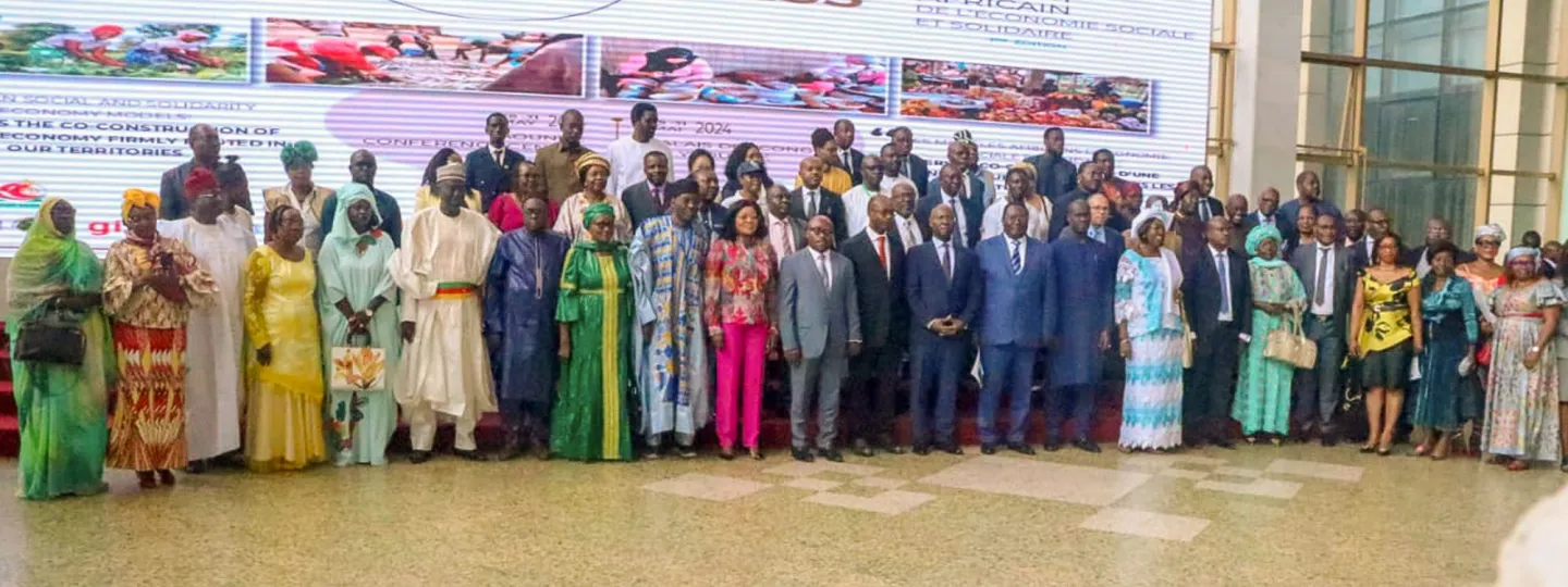 Photo de groupe après l'adoption de la Déclaration de Yaoundé FORA'ESS
