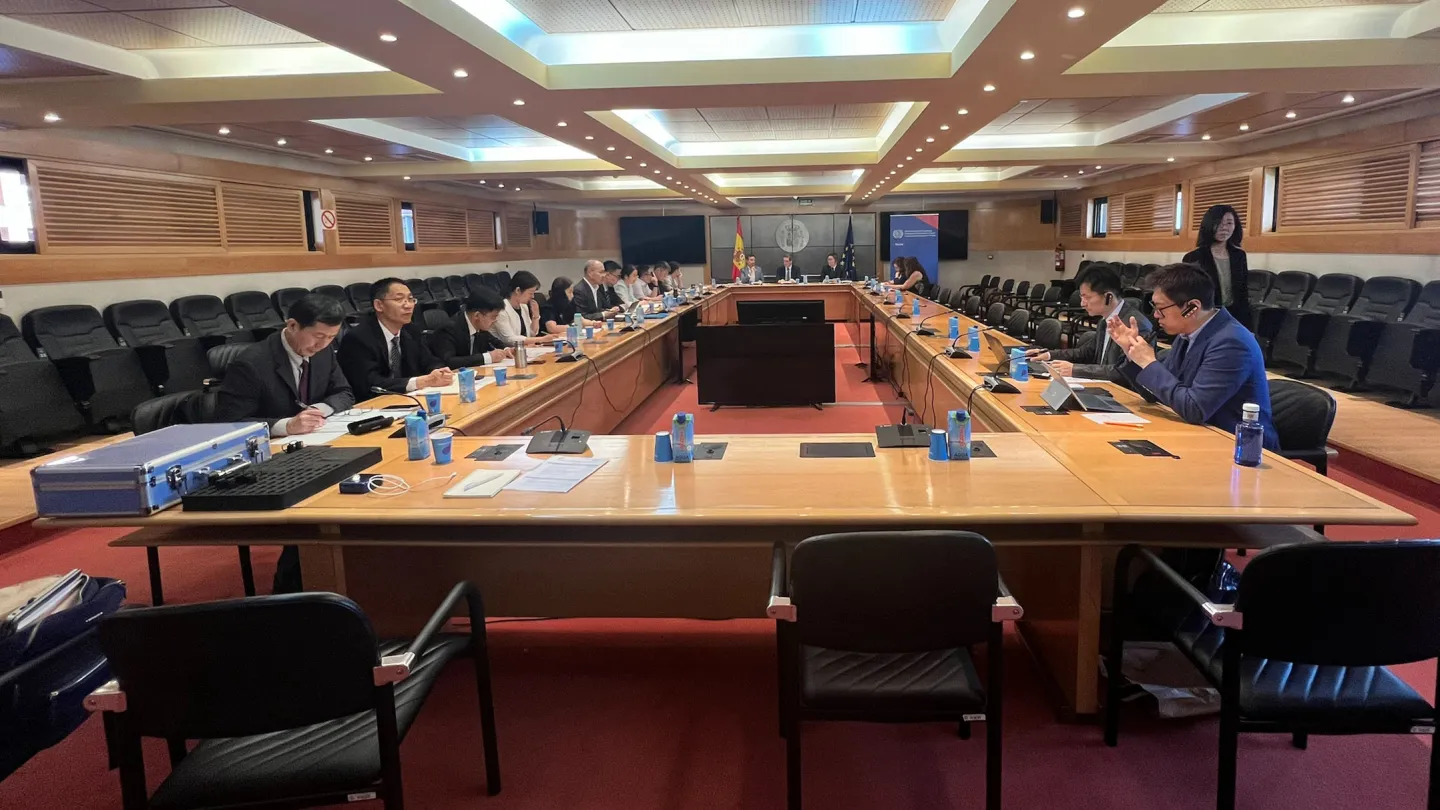 Con motivo de la visita de estudio a España de una delegación de China sobre la protección social de las personas trabajadoras de plataformas digitales, la Oficina de la OIT para España conjuntamente con la Oficina de la OIT en Pekín, han organizado una reunión de trabajo con representantes de los interlocutores sociales españoles.