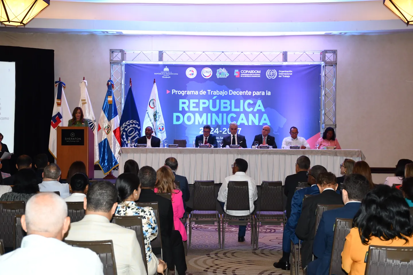Con la firma del memorando de entendimiento que pone en marcha un Programa de Trabajo Decente para la República Dominicana, los tres sectores reiteran su interés por colaborar de manera conjunta para garantizar el ejercicio efectivo de los derechos en el trabajo.