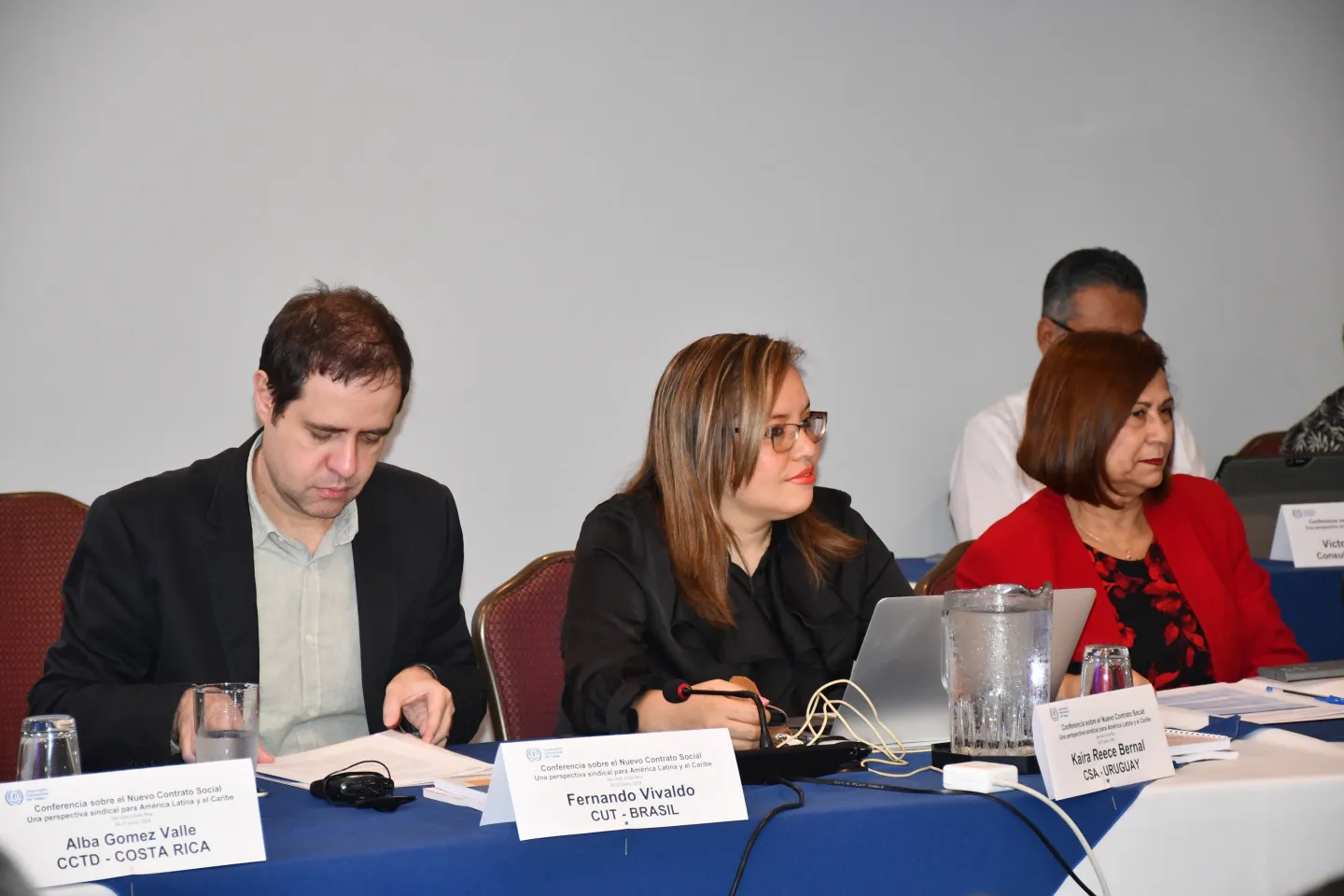 También participan líderes y especialistas técnicos de la Confederación Sindical de Trabajadoras(es) de las Américas (CSA) y la Confederación Sindical Internacional (CSI), organizaciones que han dado seguimiento a la construcción del Nuevo Contrato Social global. 