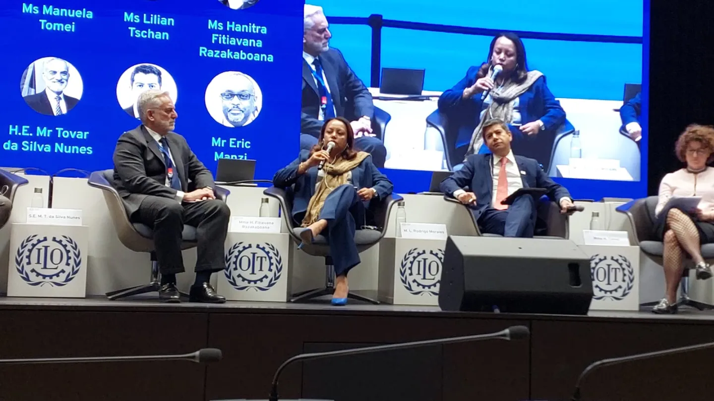 Mme Hanitra RAZAKABOANA, Ministre en charge du Travail de Madagascar, en pleine intervention en tant que membre du panel lors du Forum VZF Genève 2024 