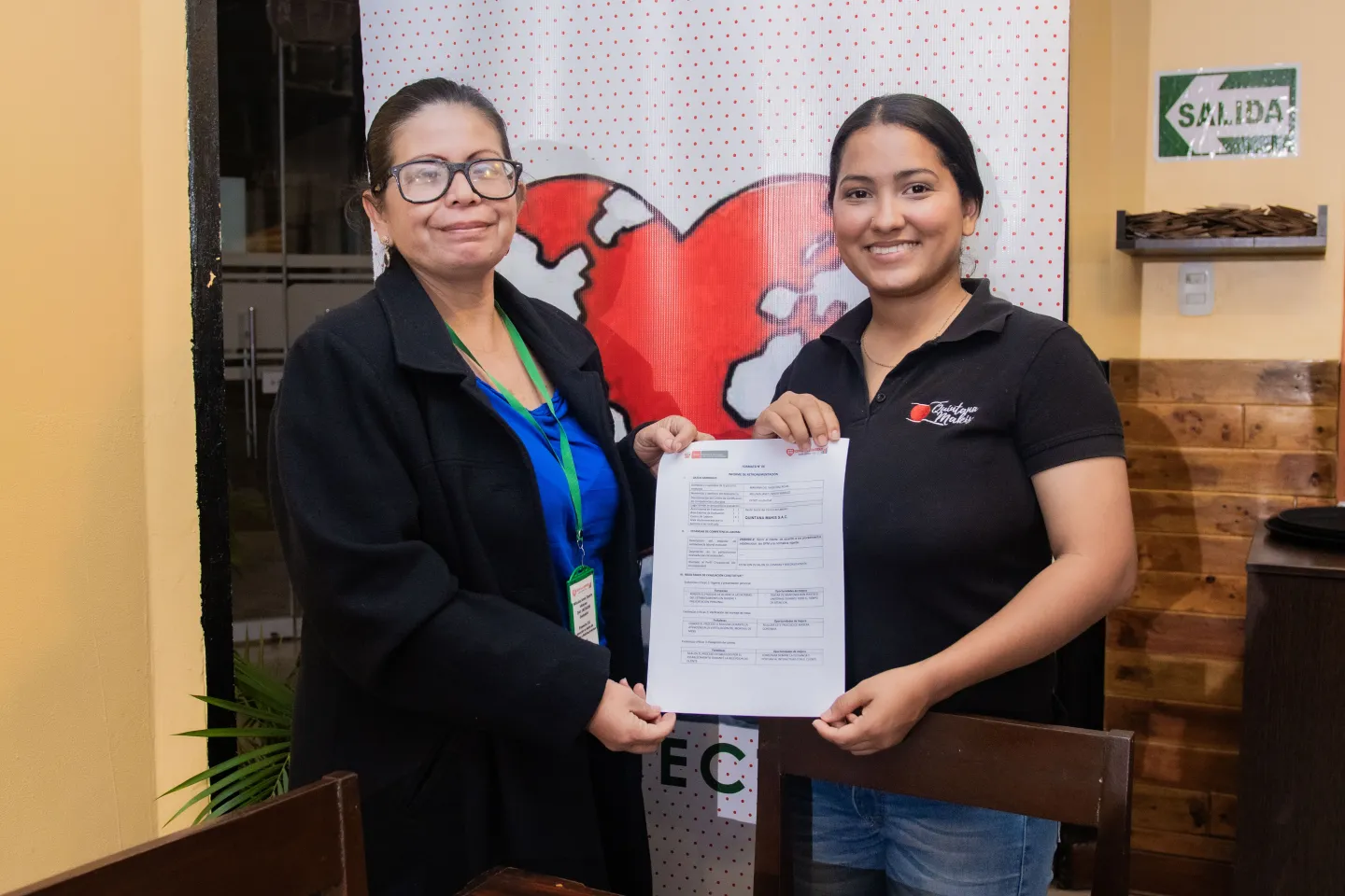Mujer muestra a cámara su certificacion de competencia laboral