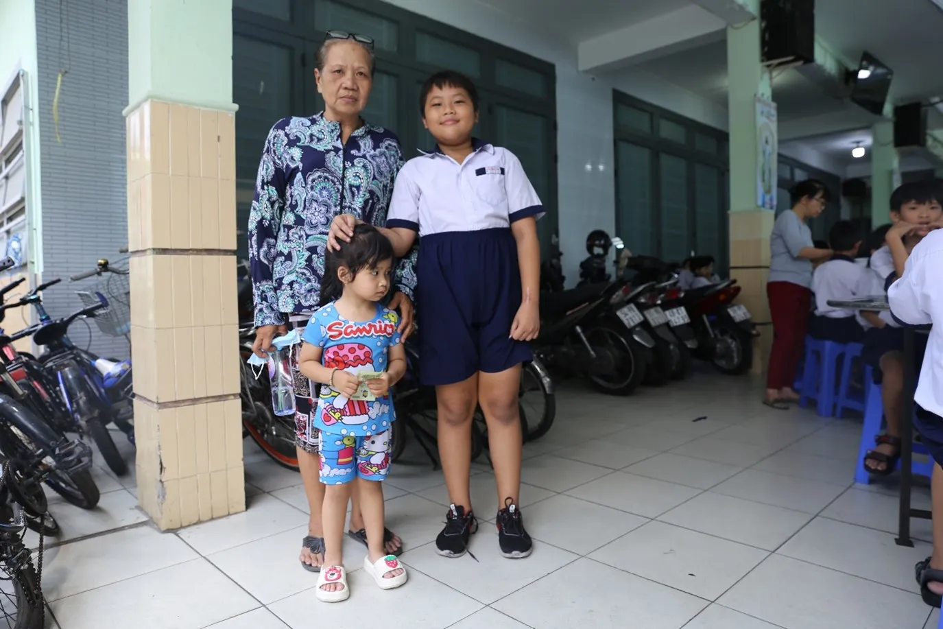 Bà Hồng Thị Nguyệt cùng cháu trai Gia Huy, hiện đã có giấy khai sinh và bảo hiểm xã hội để phẫu thuật cổ tay.