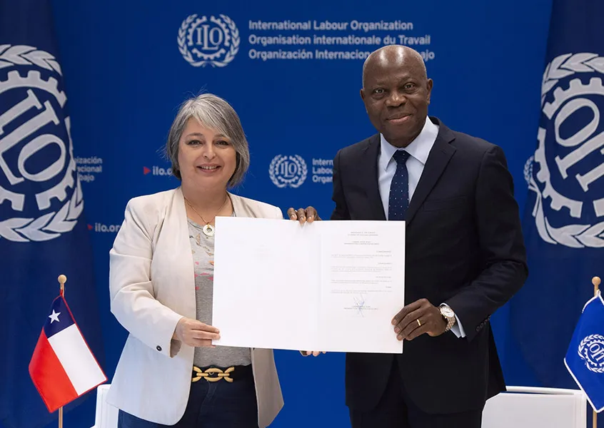 Ceremonia de ratificación del Convenio núm. 176 el 14 de junio de 2024: Sra. Jeannette Alejandra Jara Román, Ministra de Trabajo y Previsión Social de Chile y Gilbert F. Houngbo, Director General de la OIT.