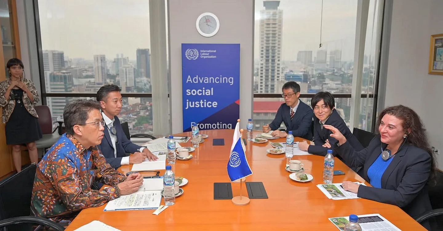 A meeting photo between representatives of Japan delegation and the ILO in Indonesia.