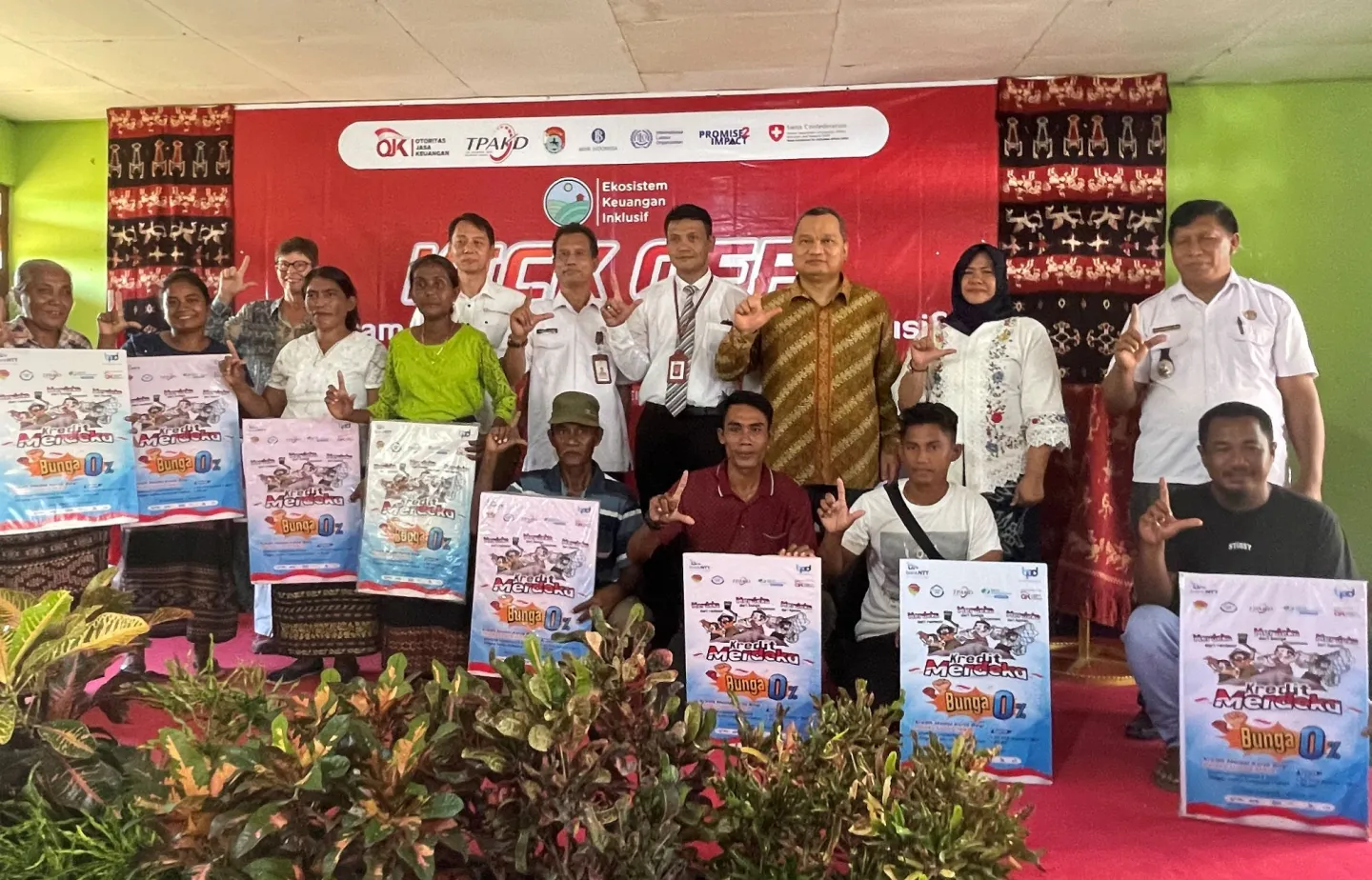 Twenty seaweed farmers in Kaliuda Village of East Sumba receive micro credit to help them improving their seaweed businesses.