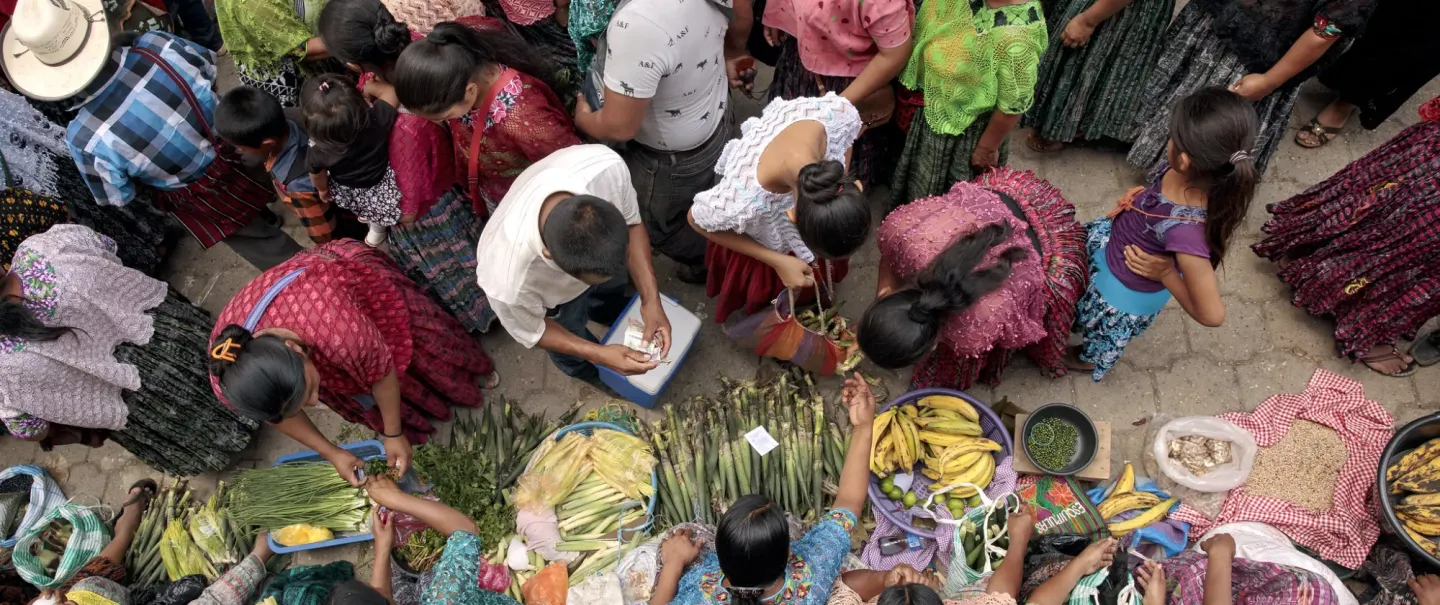 Menschen auf einem städtischen Markt in Tucuru, Guatemala
