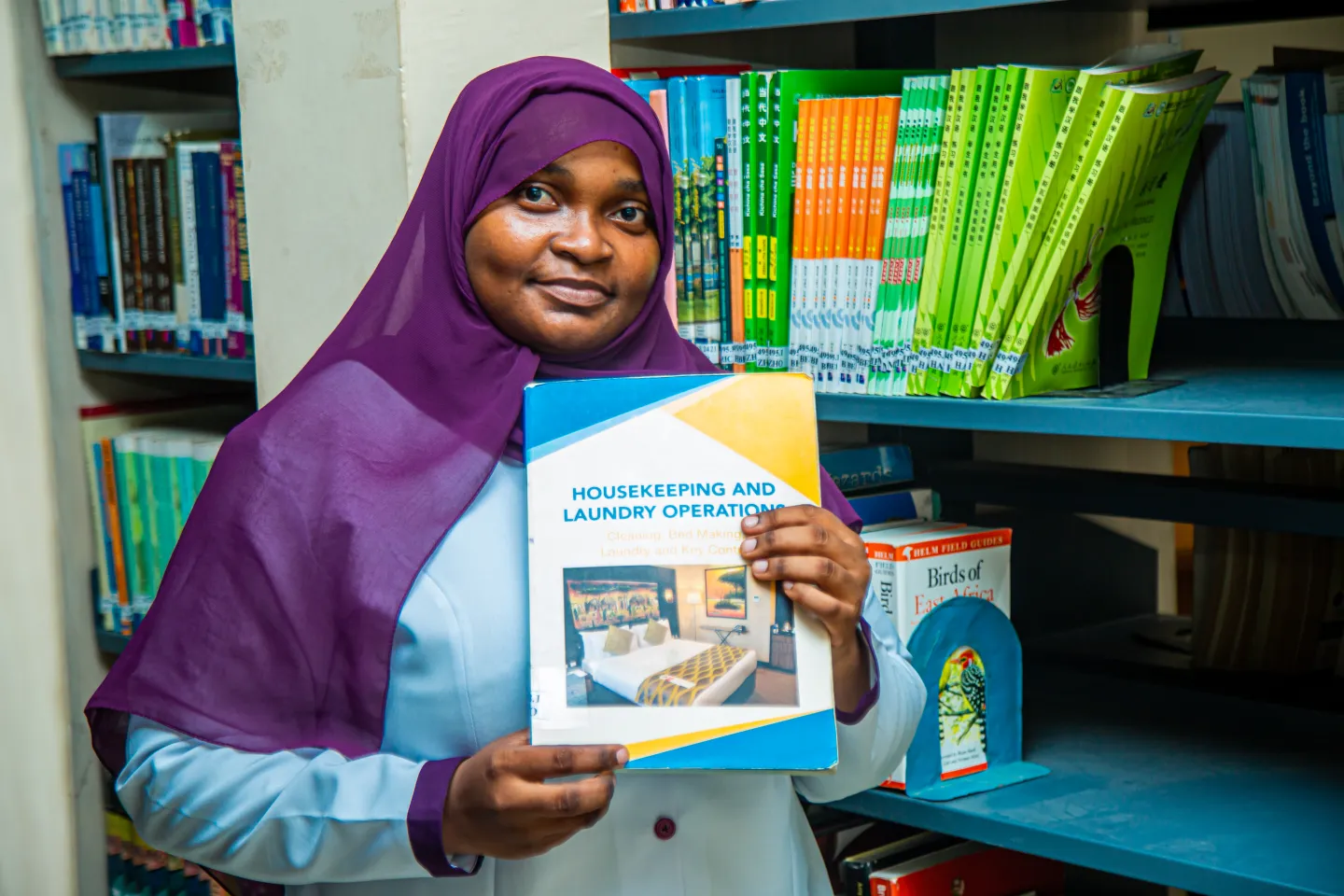 Zainab Omar Moh’d holding a book 