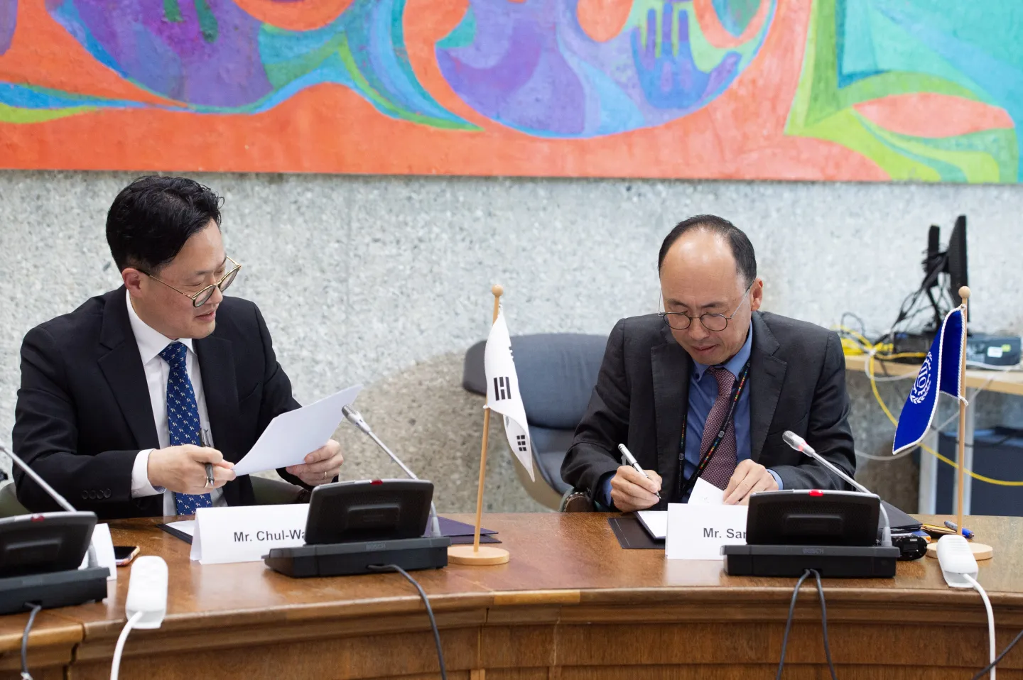 ILO Director of the Employment Policy, Job Creation and Livelihoods Department, Sangheon Lee, and the Director General of Labor Bureau, Chul-Wan Kum of the Gyeonggi Province, Republic of Korea signing