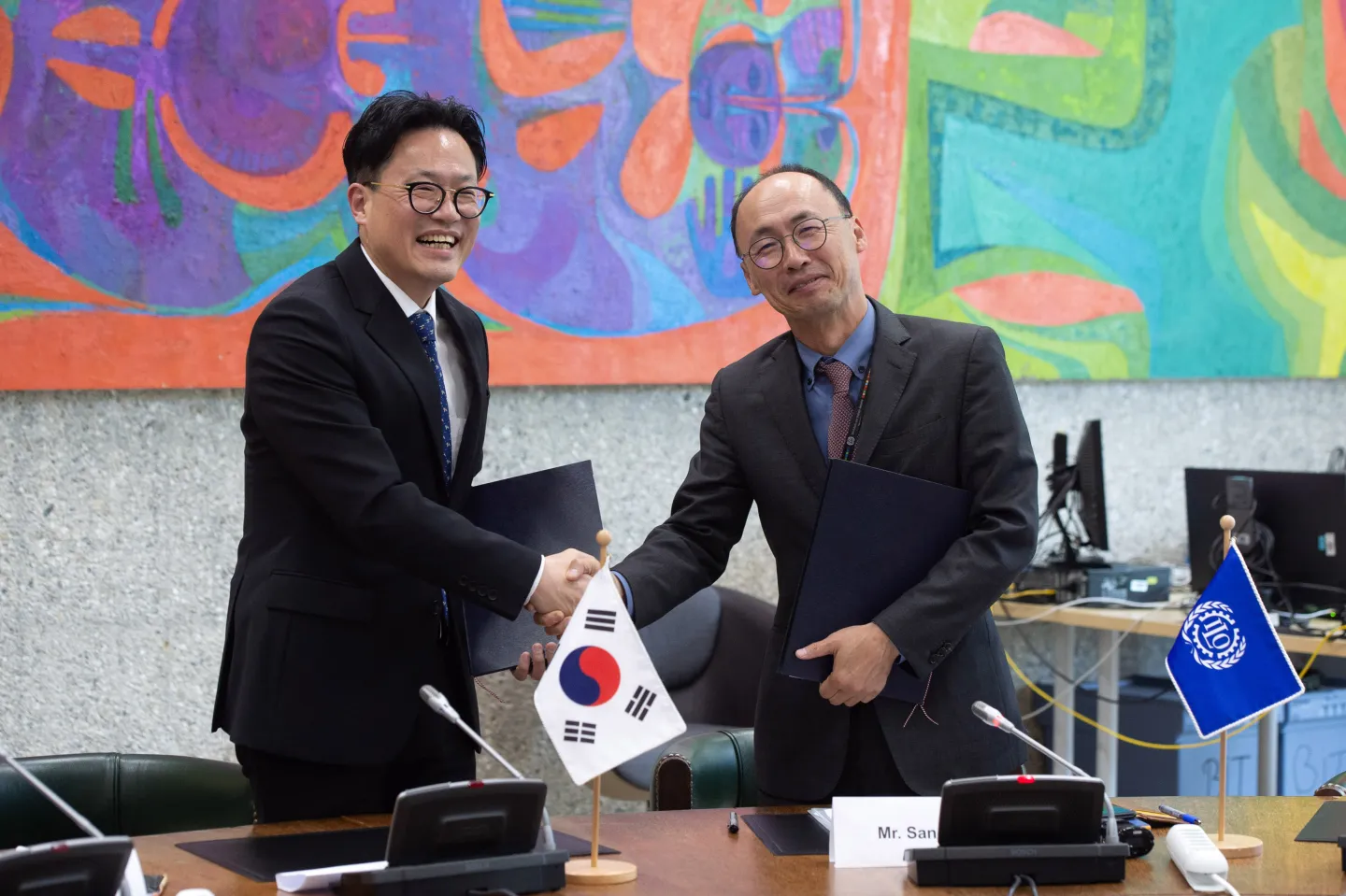 ILO Director of the Employment Policy, Job Creation and Livelihoods Department, Sangheon Lee, and the Director General of Labor Bureau, Chul-Wan Kum of the Gyeonggi Province, Republic of Korea shaking hands