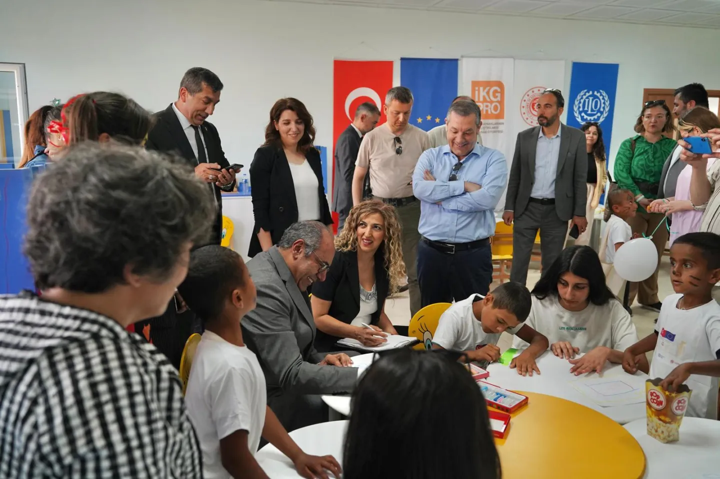 ILO heyeti, bir grup cocuk ile Polati, Ankara'da resim yapiyor