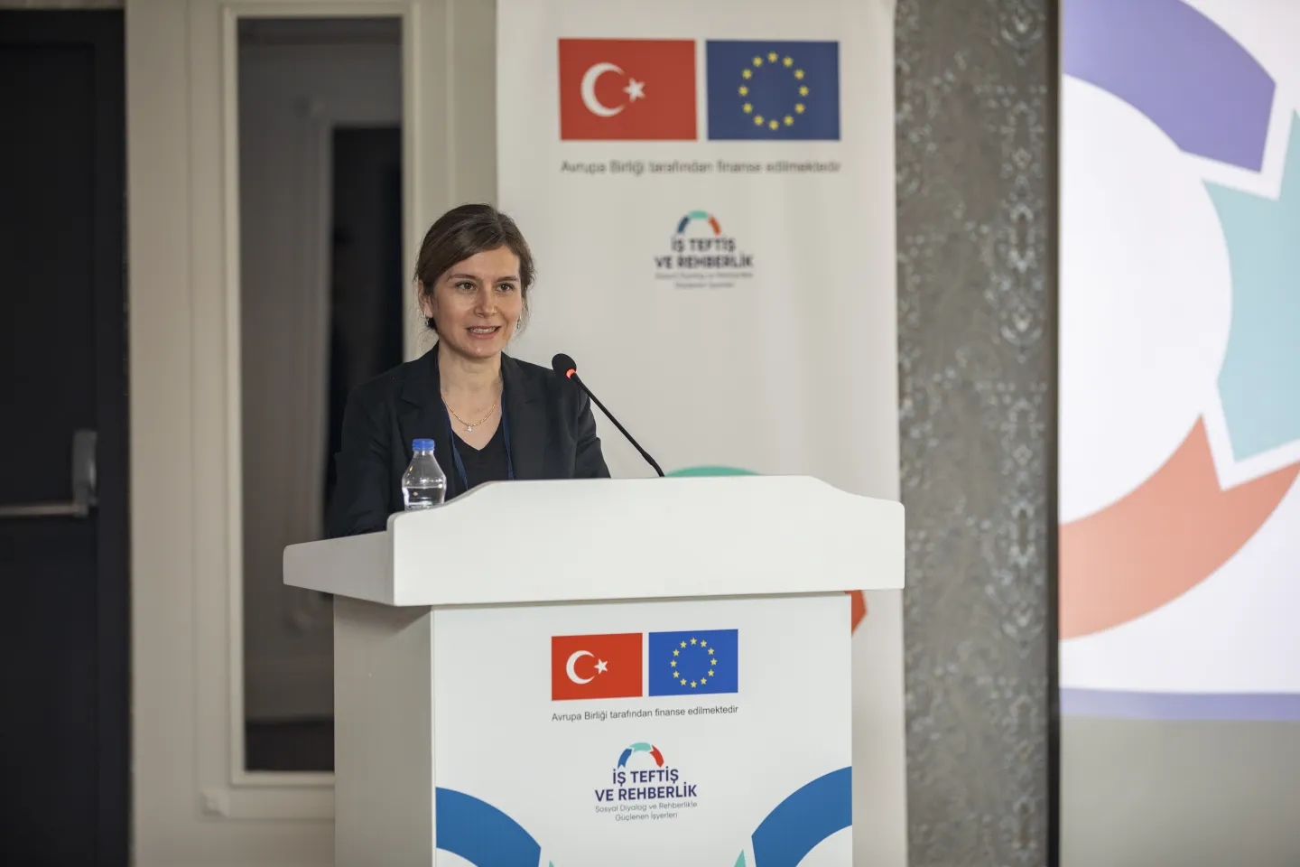 A woman speaking at podium in Izmir, Turkiye