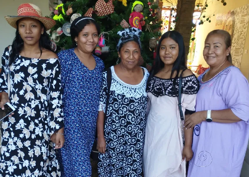 Foto grupal de la familia de Steicy, indígena wayuú