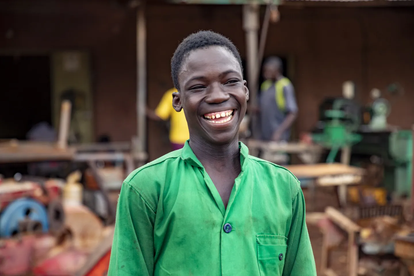 Issa, à l’atelier-école de Kayes, visiblement heureux d’apprendre le métier de son choix loin des carrières minières