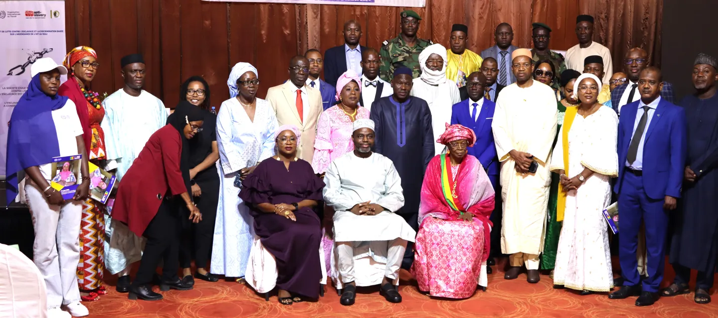 Photo de groupe après l’ouverture du symposium autour du ministre de la justice, des Droits de l'Homme, Garde des Sceaux du Mali