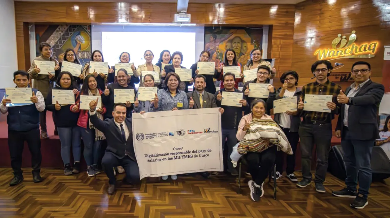 Grupo de personas capacitadas posan con sus certificados
