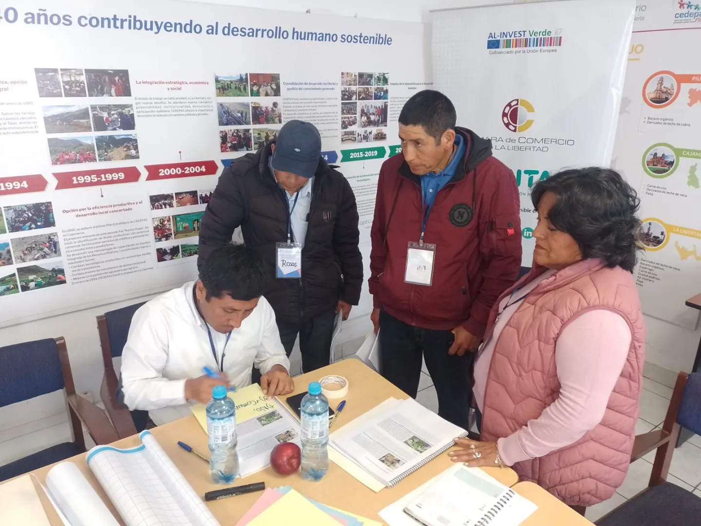 Personas recibiendo capacitacion y trabajando en grupos