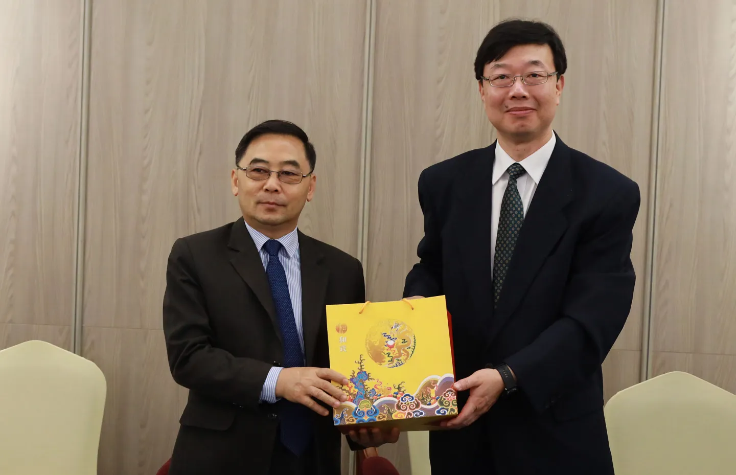 On the left: Leepao Yang, Vice Minister of Labour and Social Welfare of Lao People’s Democratic Republic. On the right: Yanli Zhai, Director of the Social Insurance Agency of the People’s Republic of China