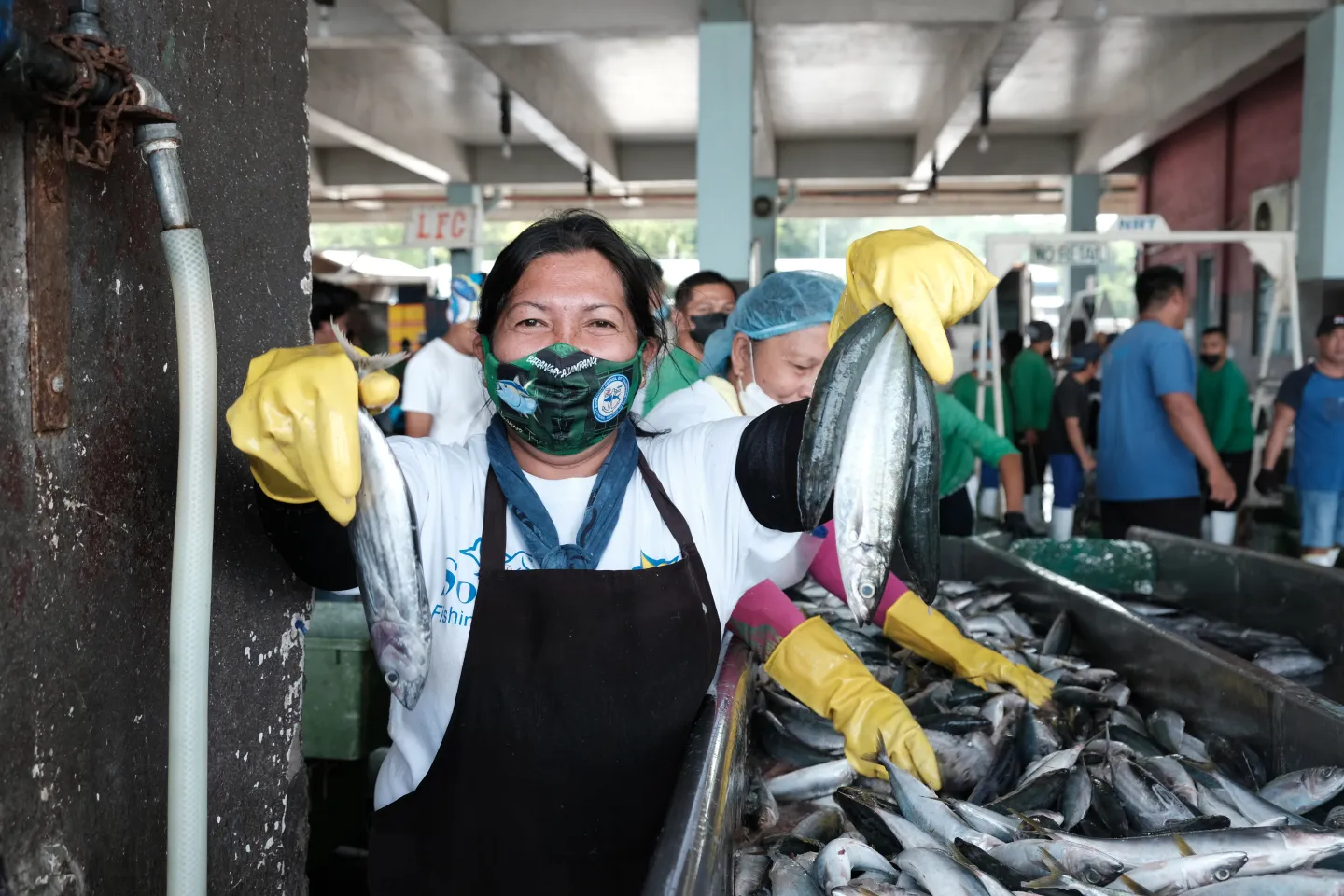 photo-a-local-fish-worker-happily-shows-her-fresh-catch-in-general-santos-city