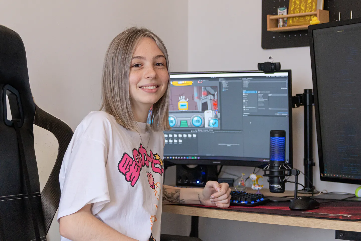 Joven técnica en video juegos mirando a cámara