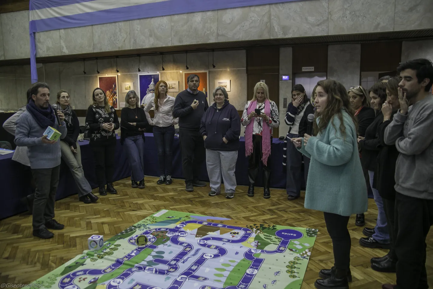 Mujer que presenta el juego TAP! Trabajo Adolescente Protegido a un grupo de funcionarios y funcionarias de las COPRETIs de Buenos Aires, Córdoba, Jujuy, Mendoza, Neuquén y Santa Fe 