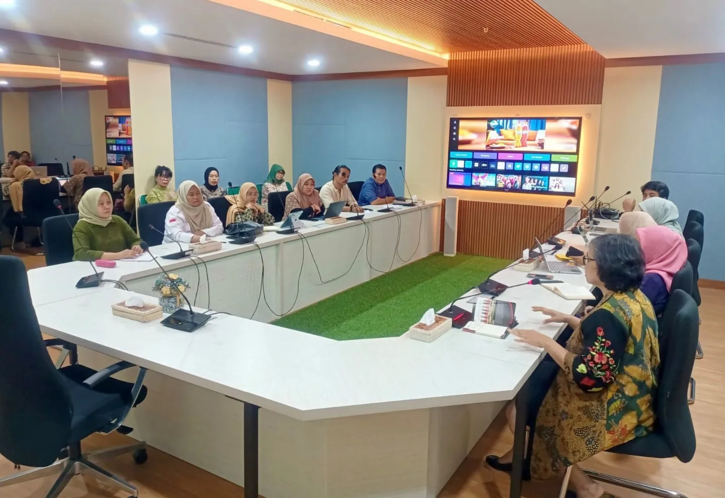 Indonesian trade unions conducted an advocacy meeting to submit their position paper to high-level officials of the Ministry of Women's Empowerment and Child Protection..
