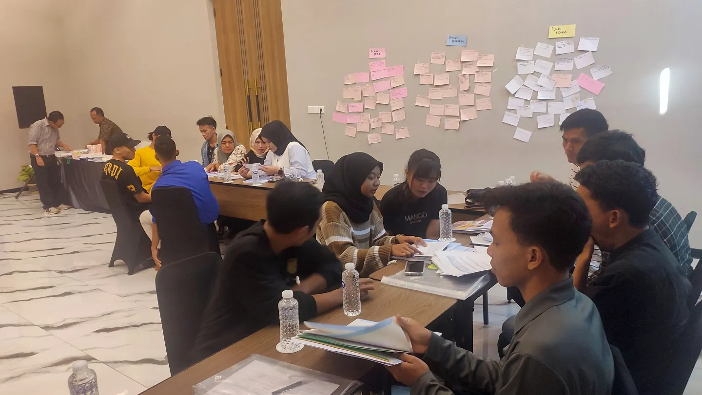 Participants of financial education training programme for fishers and their families actively involve in the group discussion.