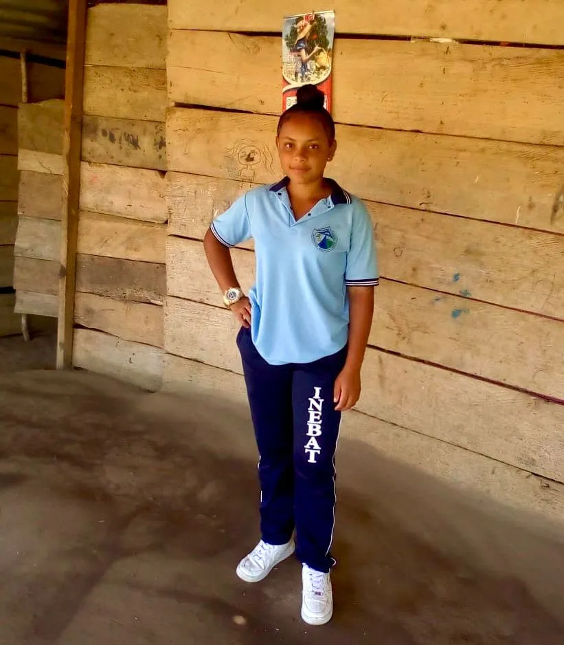 Fotografía de Luisa Fernanda Romero en su hogar con uniforme escolar