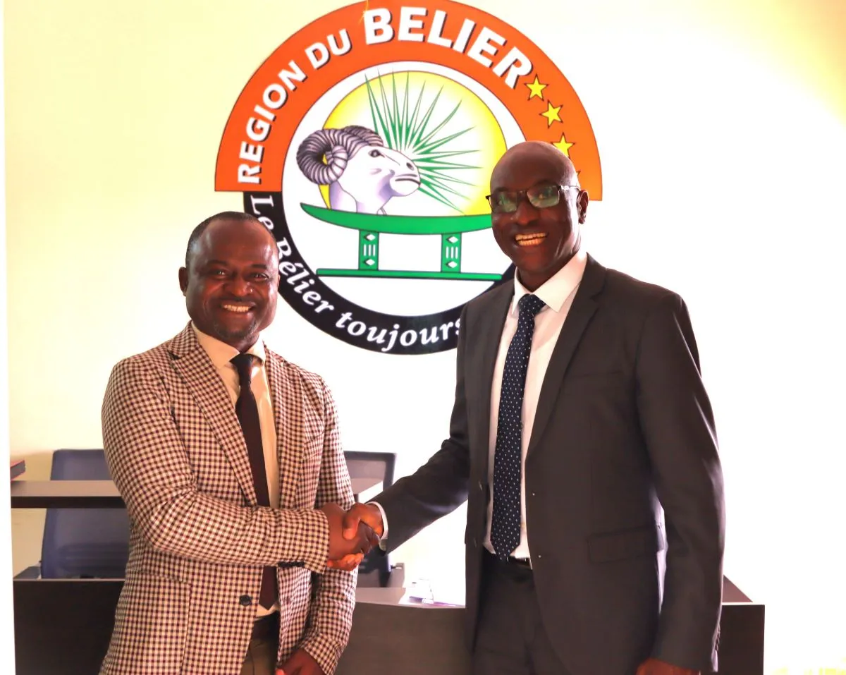 Touré Abdoulaye, le Directeur Général du Conseil Régional du Bélier (à droite sur la photo) et Marcos N’goran Koffi, coordonnateur du Projet ‘’La dimension sociale de la transition écologique’’ de l’OIT 
