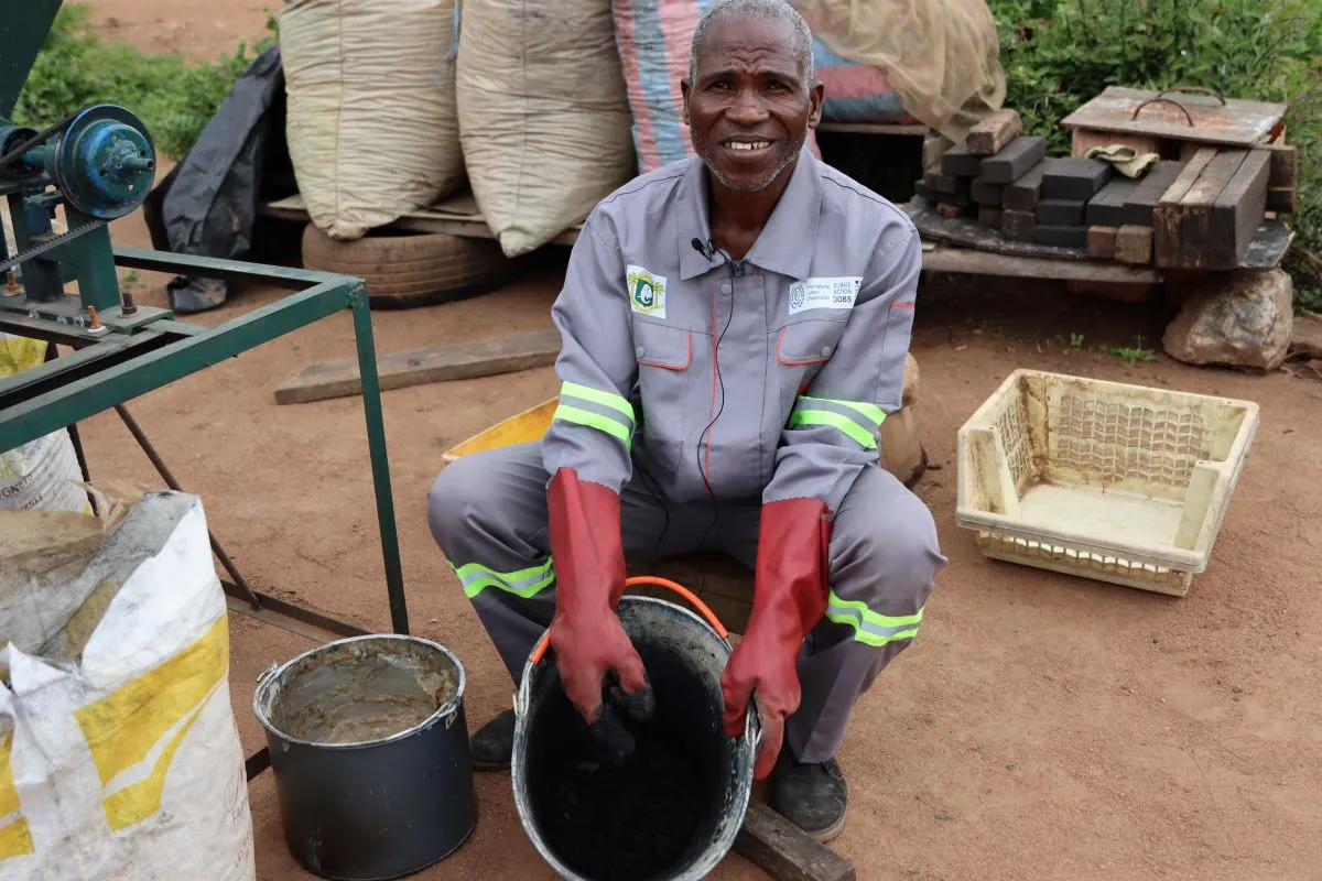 Julien Konan N’dri en pleine fabrication de bio charbon dans son village de Kouassi Bindékro