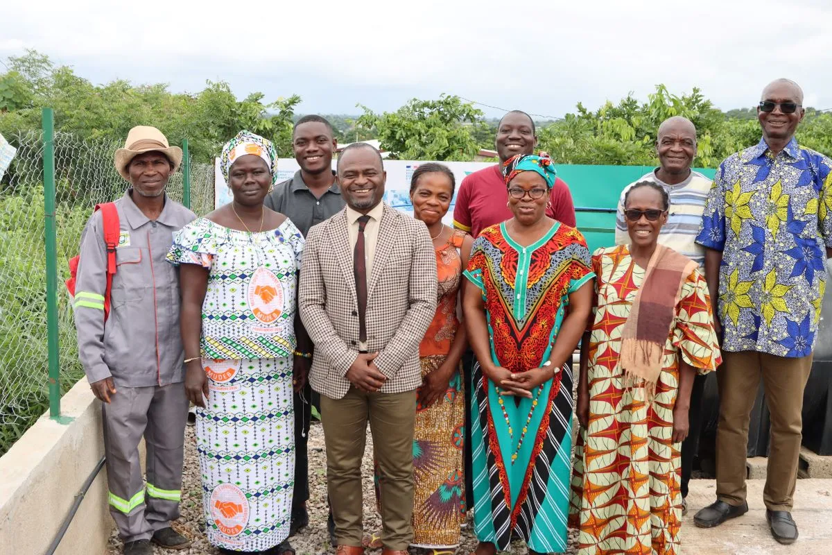 Photo de famille avec les membres de la plateforme manioc du Gbêkê