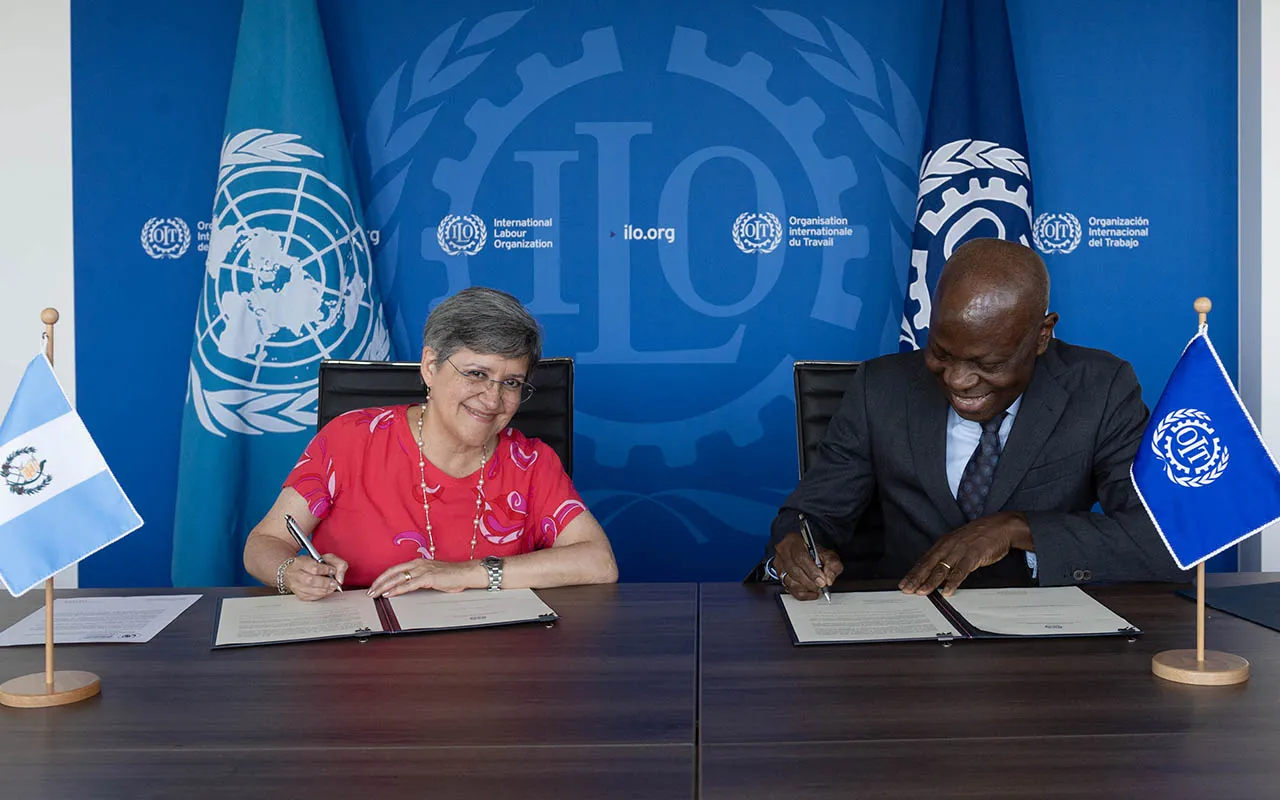Ceremonia de ratificación del Convenio núm. 191 el 6 de agosto de 2024: Sra. Ángela María Chávez Bietti, Representante Permanente de Guatemala ante las Naciones Unidas en Ginebra y Gilbert F. Houngbo, Director General de la OIT.