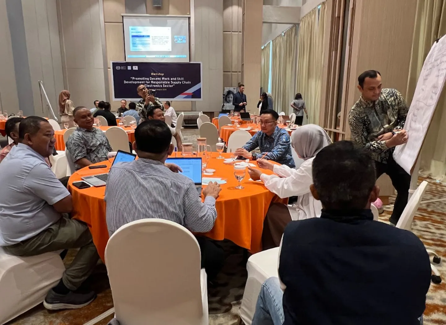 A working group on responsible business conduct by the participating electronics industry in Batam in August 2024.