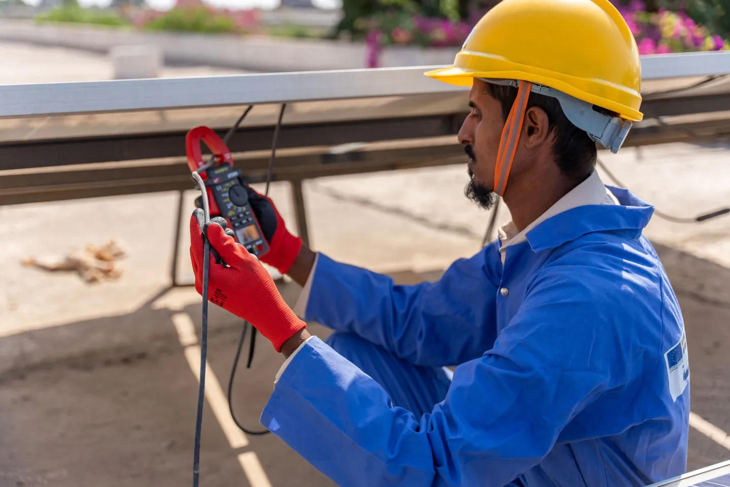 Farooq, after participating in the ILO Solar Apprenticeship Programme and receiving a tool kit, installing a solar system for a customer, Lahj Governorate.