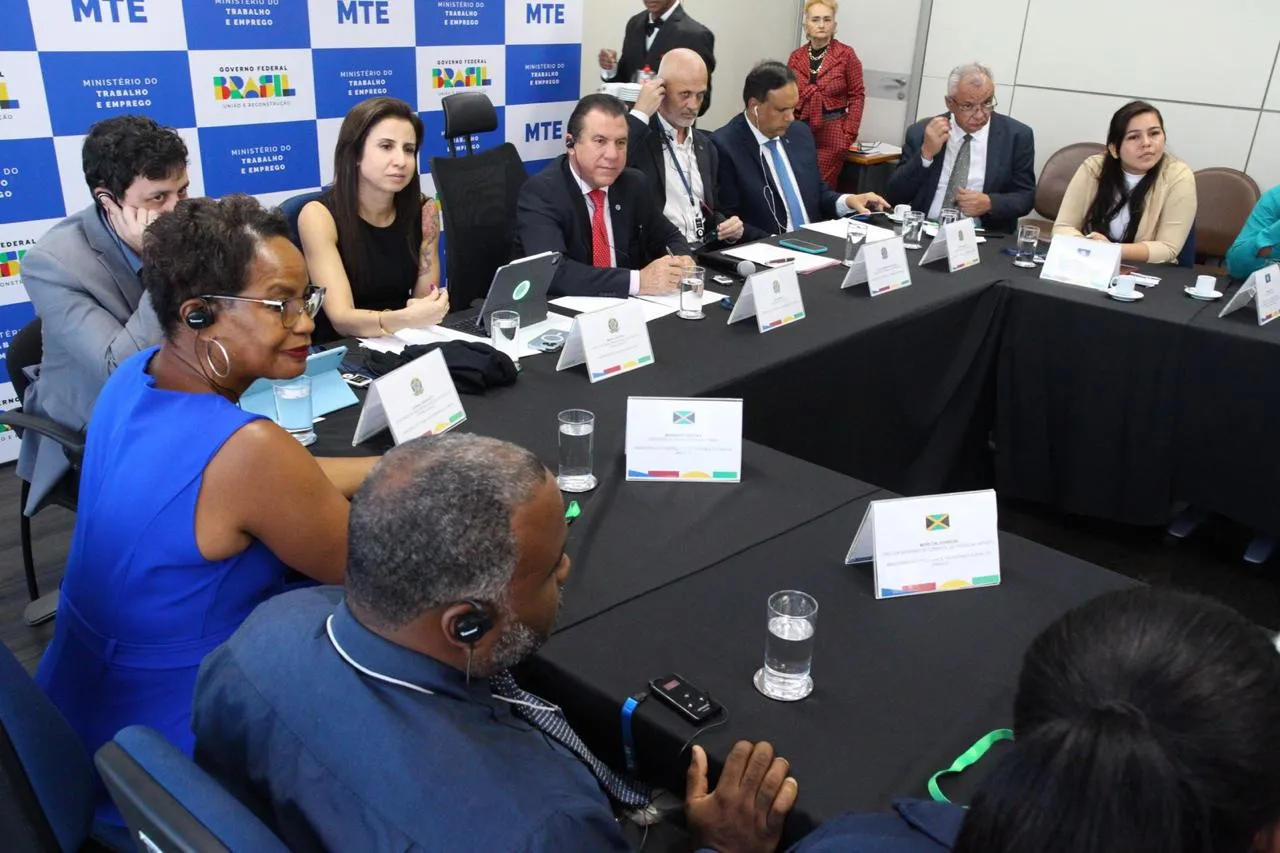 Representantes dos  governos de Belize, Jamaica, Suriname e Tanzânia são recebidos pelo ministro do Trabalho e Emprego