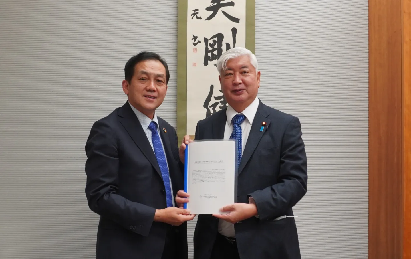 中谷元首相補佐官（左）に提言を手渡す高﨑真一ILO駐日代表＝2022年12月20日午後5時20分すぎ、東京・永田町の首相官邸