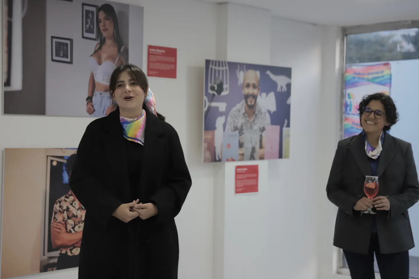 Fotografía en la que sale en primer plano la fotógrafa de la exposición Laly Malagón. Al lado derecho aparece la oficial nacional de género de OIT Carolina Pava