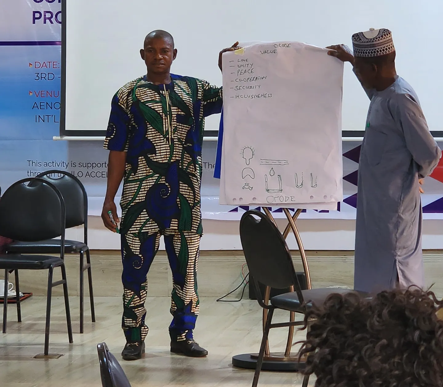 Participants to a training present their group work