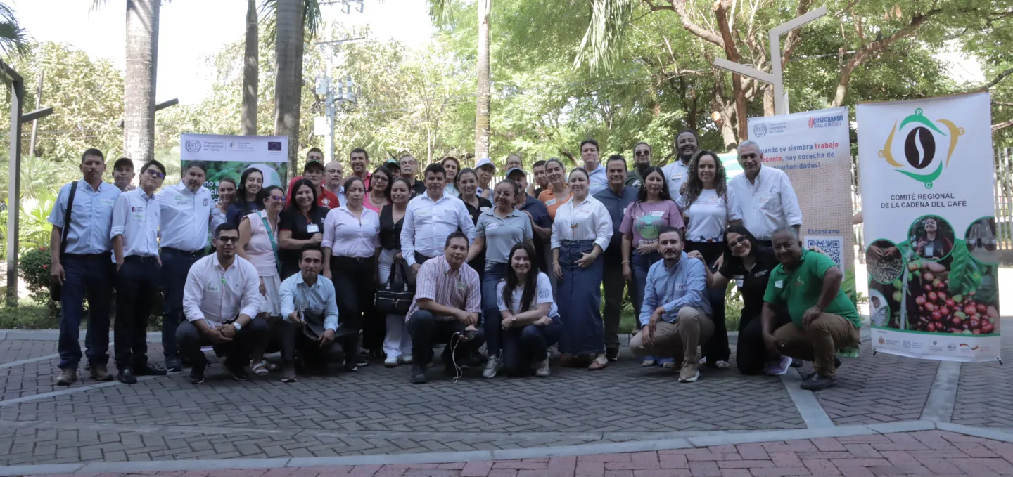 Foto grupal jornada de diálogo con actores clave del sector cafetero. Huila, Colombia.