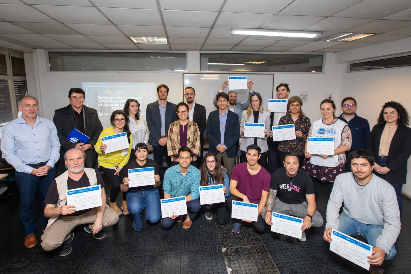 Egresados y egresadas del curso de negociación colectiva y transición justa