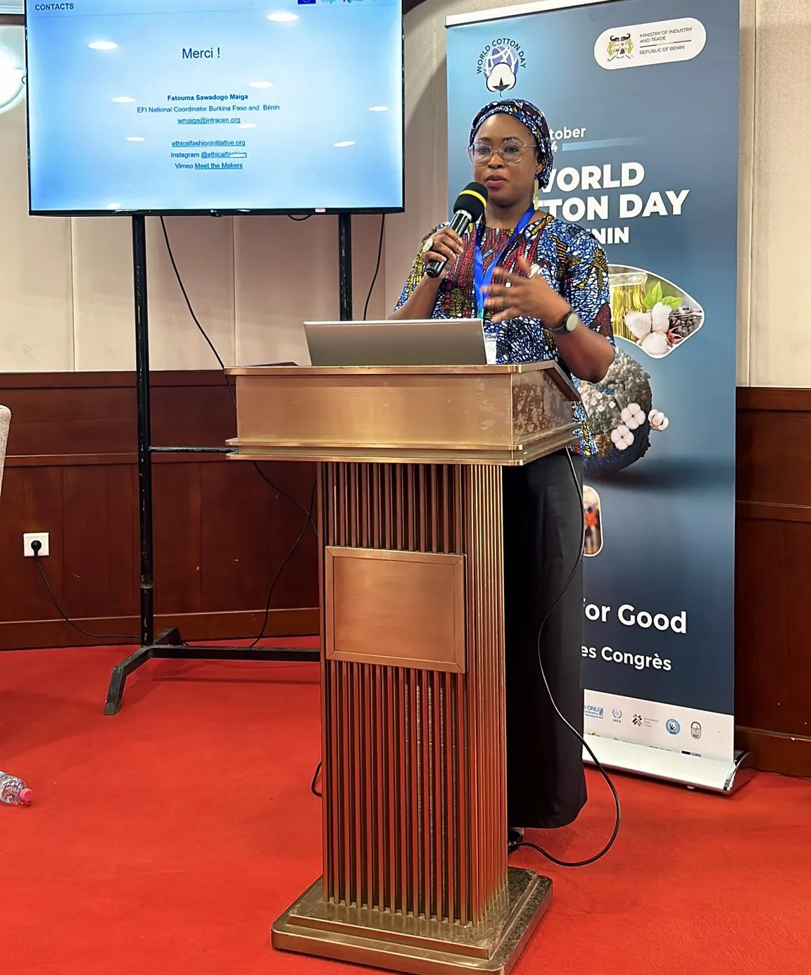 Ndeye Coumba Diop, Directrice du Bureau pays de l’OIT pour la Côte d’Ivoire, le Bénin, le Burkina Faso, le Mali, le Niger et le Togo, expliquant l’importance pour un coton équitable et durable