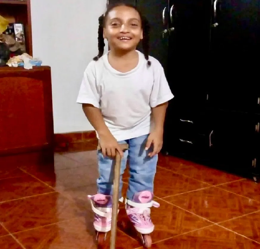 Fotografía de la participante de SENATIC Isabella Barrantes luciendo unos patines rosa