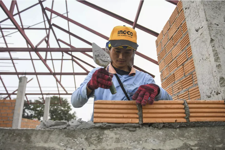 Một lao động di cư từ Myanmar đang làm việc tại Thái Lan 