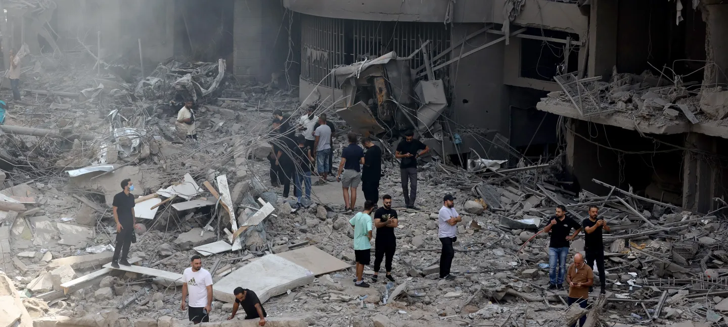 On September 29, 2024, people inspect the debris of buildings destroyed by airstrikes on the 27th, which targeted the Haret Hreik neighborhood in Beirut's southern suburbs.