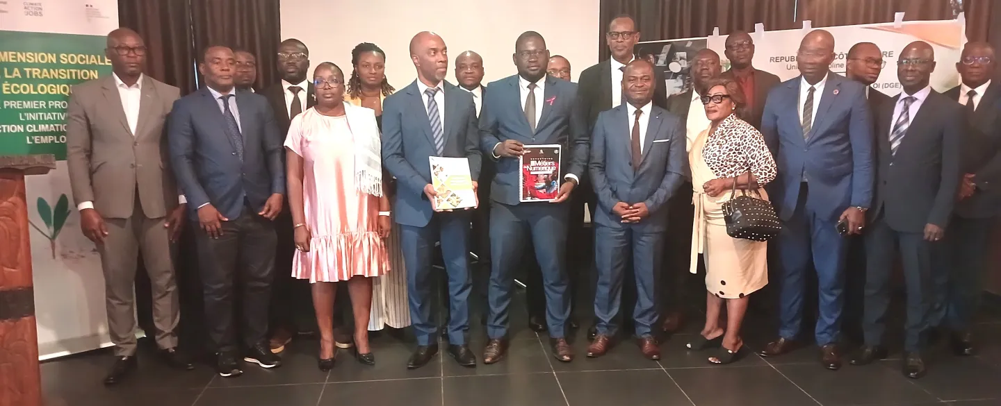 Photo de groupe de tous les participants à la cérémonie de remise des répertoires des emplois verts et numériques 